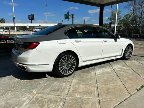 Used 2022 BMW 740i i w/ Luxury Rear Seating Package image 4