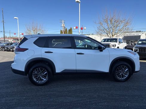 Used 2024 Nissan Rogue S image 8