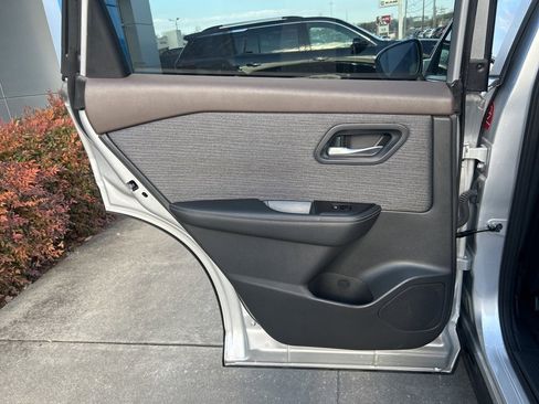 Used 2022 Nissan Rogue SV image 10