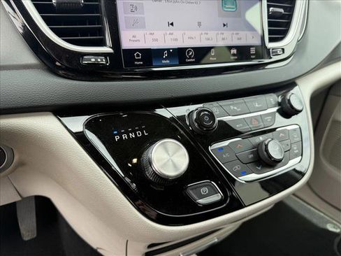 Used 2023 Chrysler Pacifica Touring-L FWD image 12