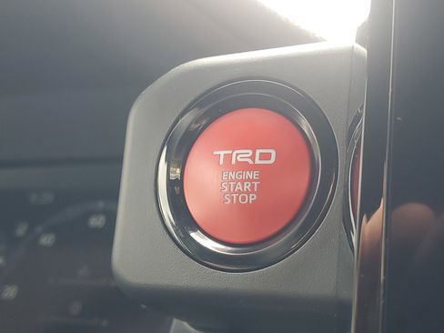 Used 2025 Toyota Tacoma TRD Sport image 34