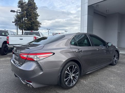 Used 2019 Toyota Camry SE image 6