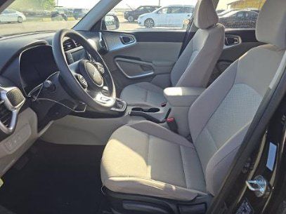 Used 2025 Kia Soul LX w/ LX Technology Package FWD image 10