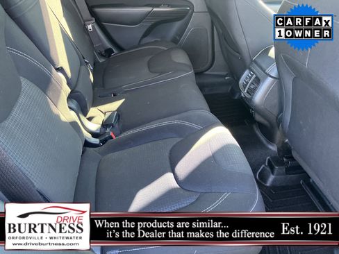 Used 2017 Jeep Cherokee Latitude w/ Cold Weather Group image 10