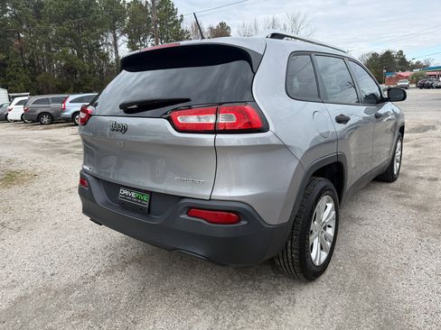 Used 2015 Jeep Cherokee Sport image 5