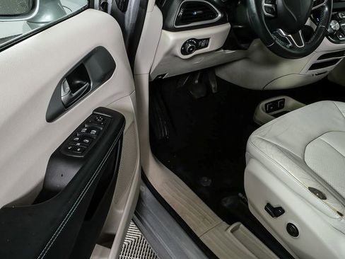 Used 2018 Chrysler Pacifica Touring-L image 12
