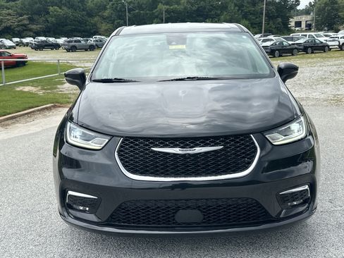 Used 2023 Chrysler Pacifica Touring-L FWD image 2