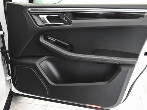Used 2023 Porsche Macan AWD/4WD image 9