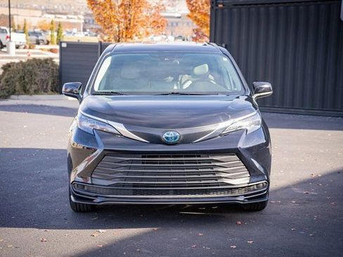 Used 2024 Toyota Sienna LE image 2