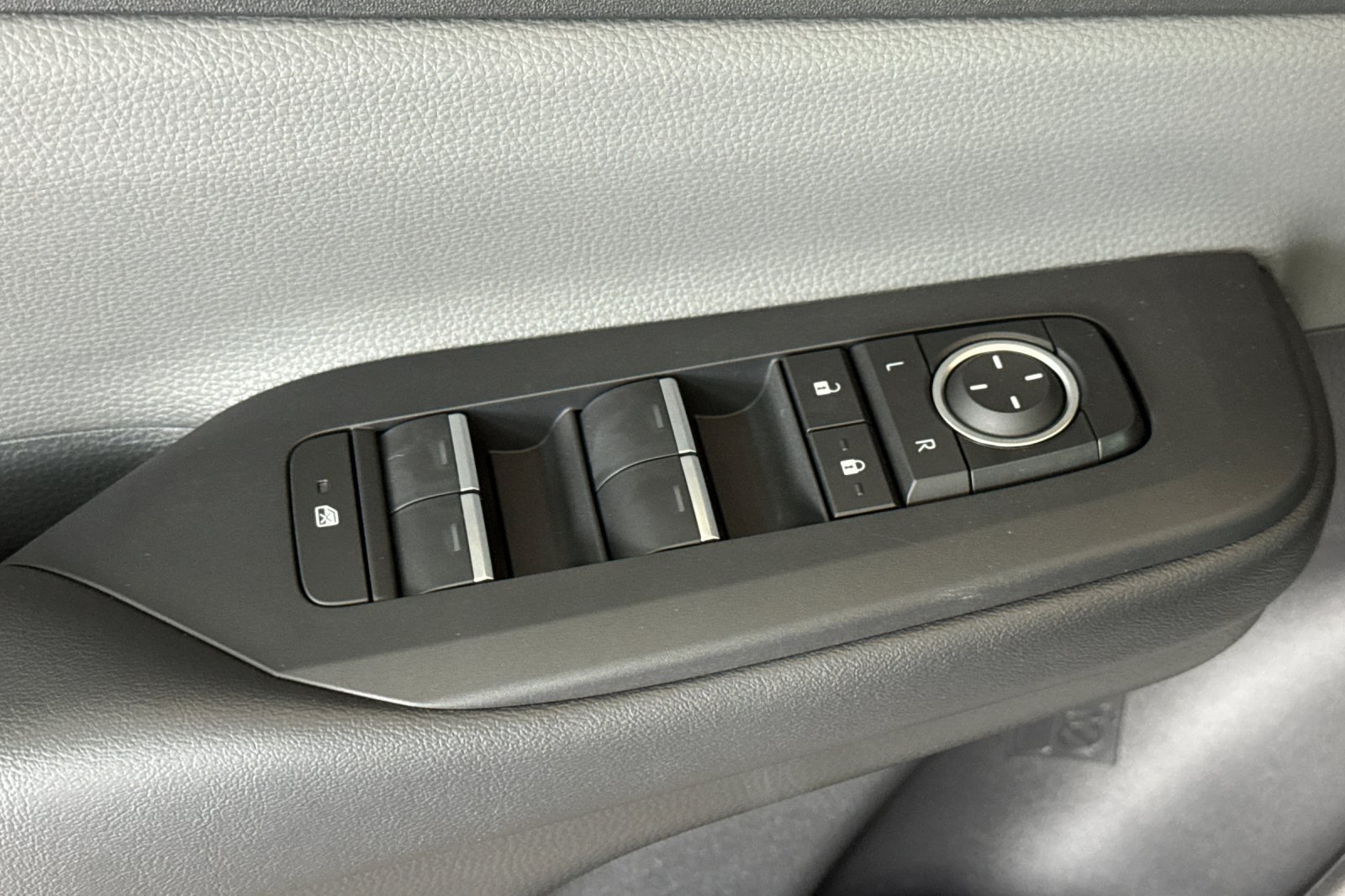 New 2027 Toyota Prius XLE FWD image 12