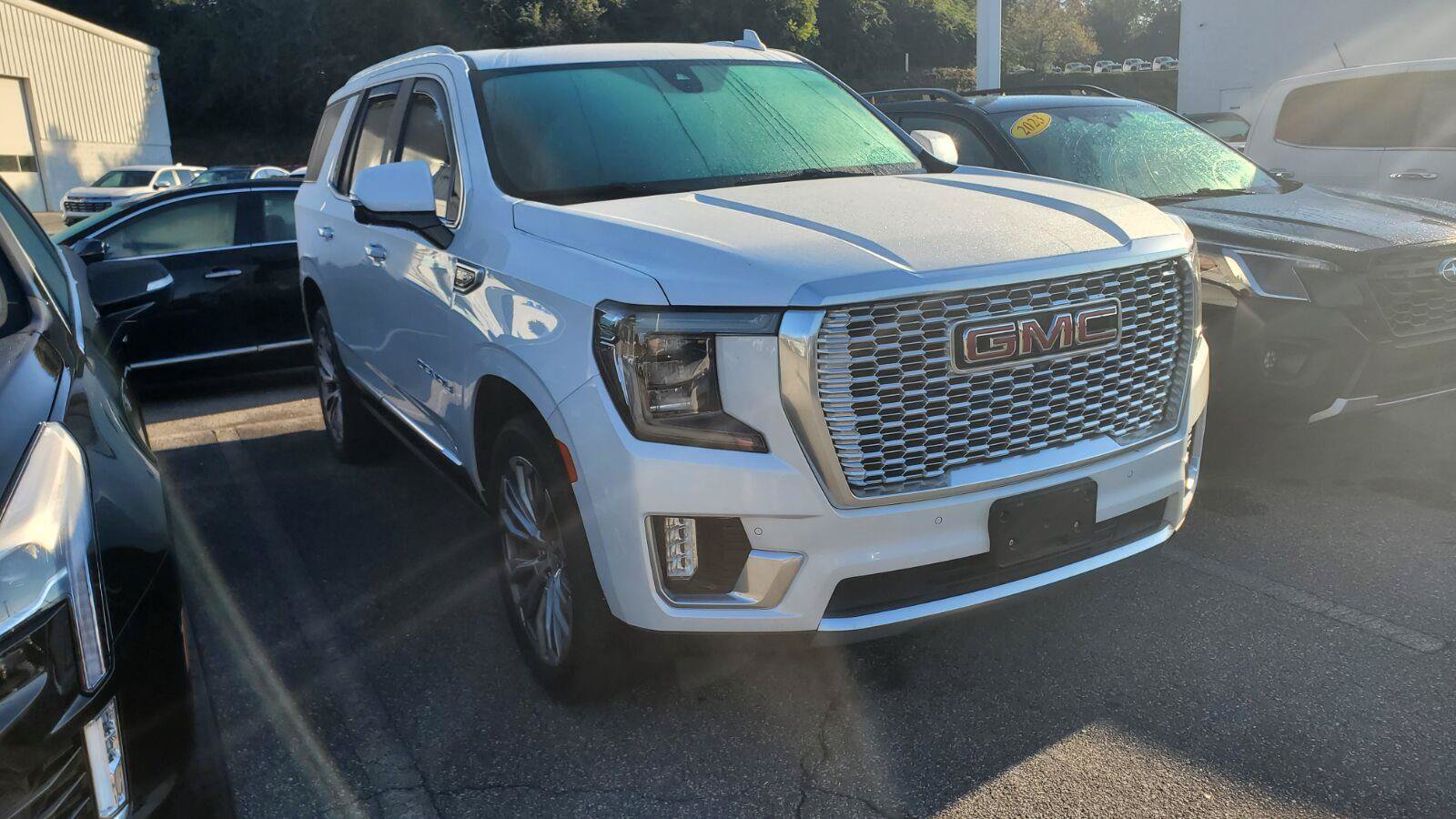 Used 2021 GMC Yukon Denali w/ Denali Premium Package AWD/4WD image 2