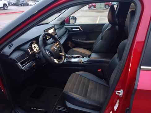 Used 2025 Mitsubishi Outlander SE image 3