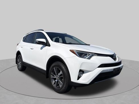 Used 2018 Toyota RAV4 XLE AWD/4WD image 10