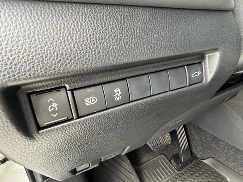 Used 2021 Toyota Venza LE AWD/4WD image 12