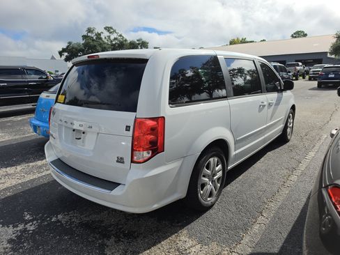 Used 2014 Dodge Grand Caravan SE w/ Quick Order Package 29E SE FWD image 3