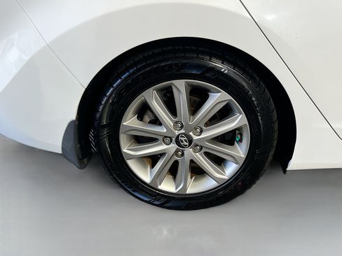 Used 2016 Hyundai Elantra SE w/ Option Group 02 FWD image 13