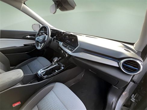 Certified 2025 Chevrolet Trax LT w/ LT Convenience Package image 33