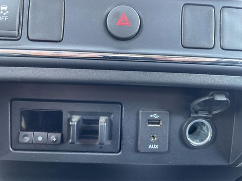 Used 2017 Nissan Titan SV image 29