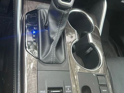 Used 2024 Toyota Highlander Platinum FWD image 28
