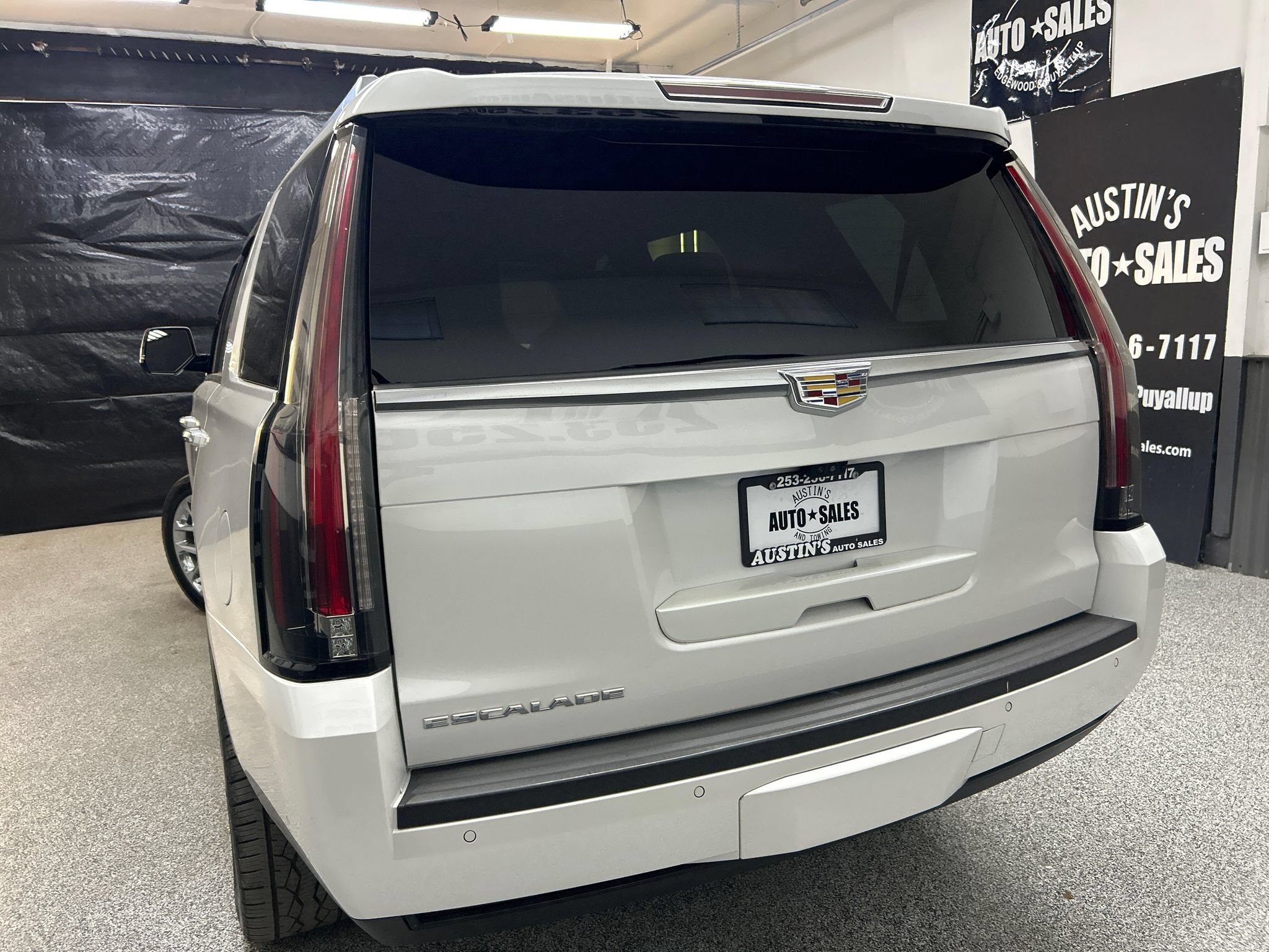 Used 2018 Cadillac Escalade Platinum AWD/4WD image 5