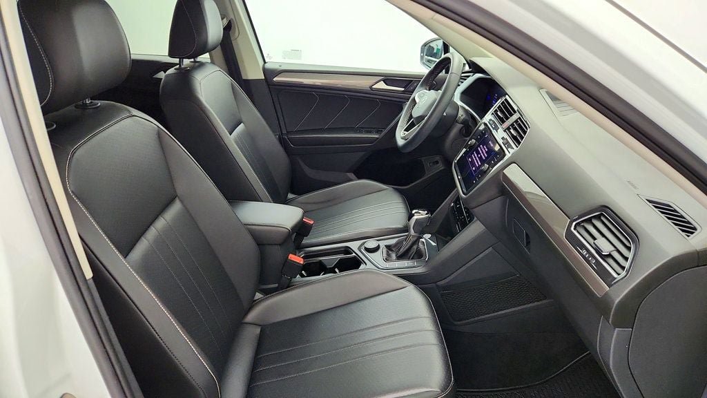 Used 2022 Volkswagen Tiguan SE w/ Panoramic Sunroof Package AWD/4WD image 23