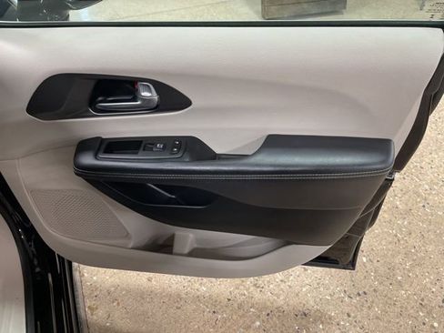 Used 2024 Chrysler Pacifica Touring-L image 33