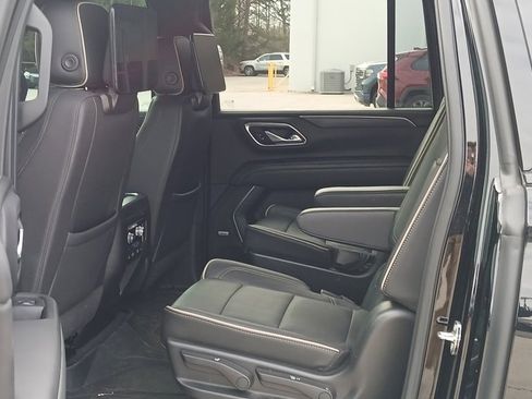 Used 2021 GMC Yukon XL SLT w/ SLT Premium Package image 8