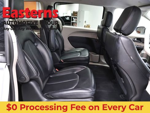 Used 2023 Chrysler Pacifica Touring-L FWD image 23
