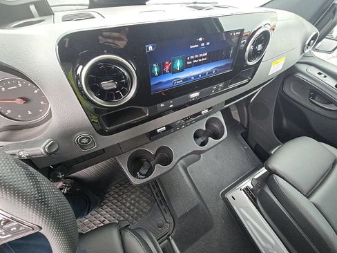 Used 2025 Mercedes-Benz Sprinter 2500 image 11