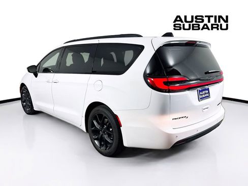 Used 2024 Chrysler Pacifica Limited w/ S Appearance Package image 5