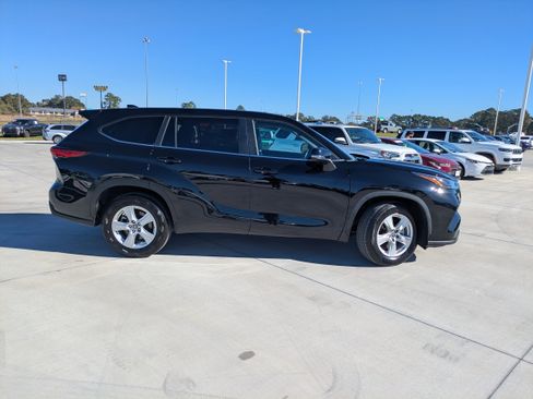 Certified 2023 Toyota Highlander LE image 8