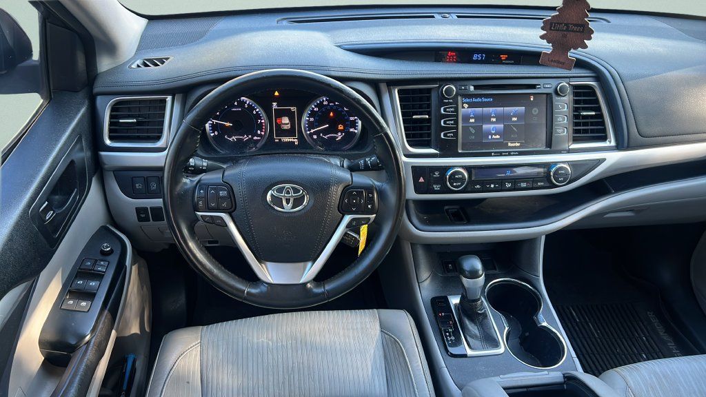 Used 2017 Toyota Highlander Plus FWD image 14