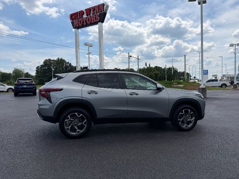 Used 2025 Chevrolet Trax LT w/ LT Convenience Package FWD image 8