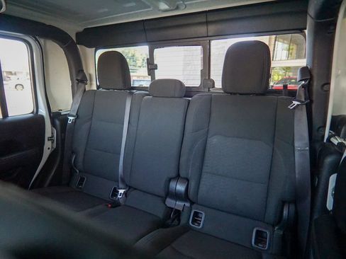 Used 2020 Jeep Gladiator Overland AWD/4WD image 29