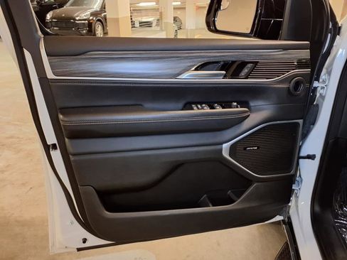 Used 2024 Jeep Wagoneer Series II w/ Flexible Seating Group image 16