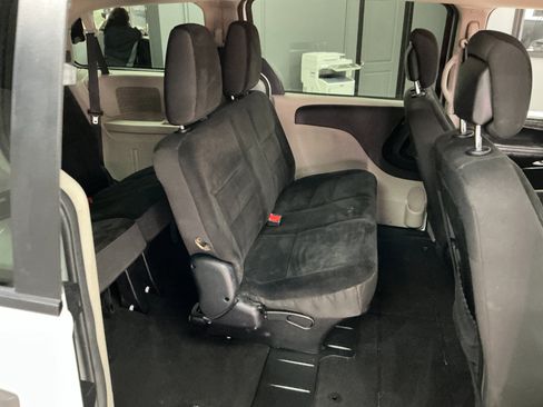 Used 2019 Dodge Grand Caravan SE w/ UConnect Hands-Free Group image 22