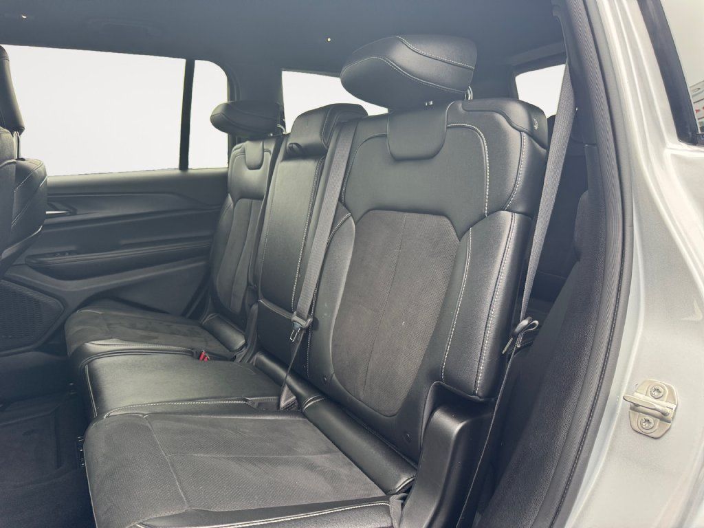 Used 2024 Jeep Grand Cherokee L Altitude AWD/4WD image 13