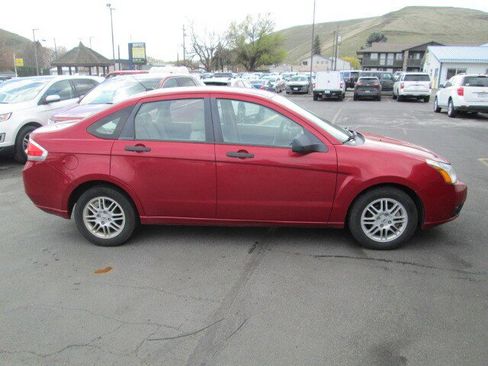 Used 2010 Ford Focus SE image 2
