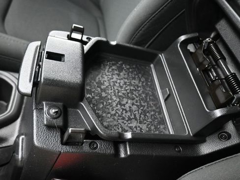 Used 2020 Jeep Wrangler Sport image 21