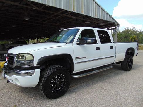 Used 2004 GMC Sierra 2500 SLT w/ Heavy-Duty Power Package AWD/4WD image 1