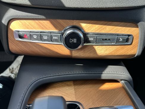 Used 2023 Volvo XC90 B6 Plus image 32