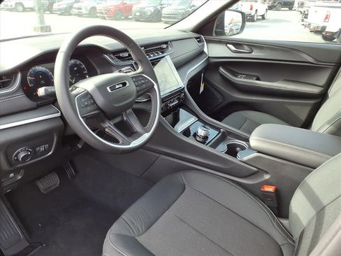 New 2025 Jeep Grand Cherokee L Laredo image 12