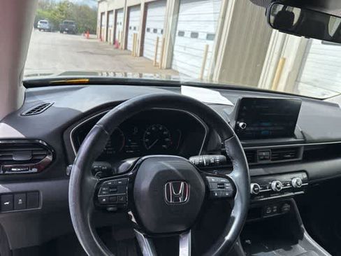 Used 2023 Honda Pilot Touring image 6