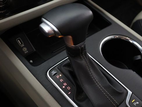 Used 2019 Kia Sedona EX image 48