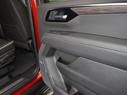 New 2025 Chevrolet Suburban Premier image 21