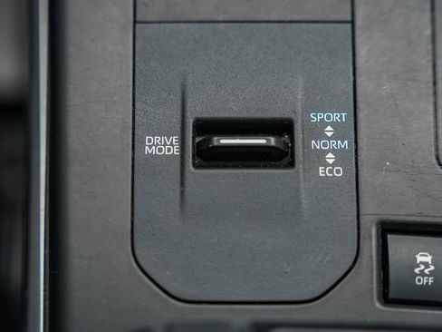 Used 2022 Toyota Highlander XLE image 32