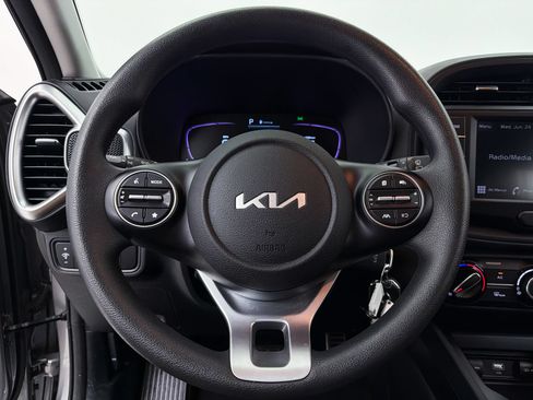 Used 2023 Kia Soul LX w/ LX Technology Package FWD image 3