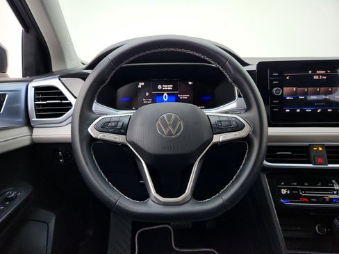 Used 2025 Volkswagen Taos SE FWD image 21