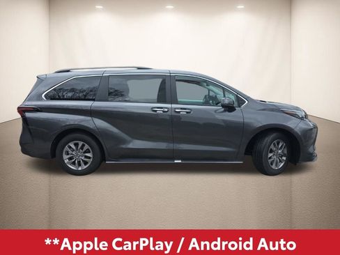Used 2025 Toyota Sienna XLE image 3