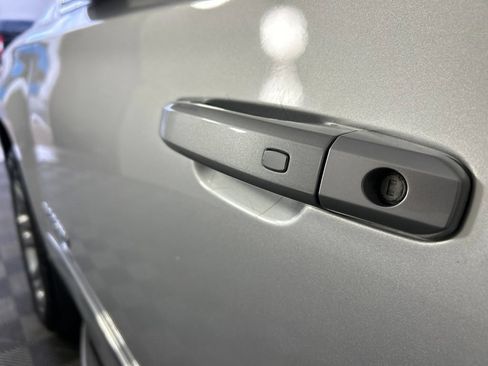 Used 2018 GMC Yukon SLT w/ Premium Edition AWD/4WD image 11